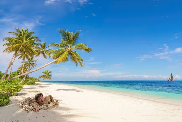 Homme dans le sable sur une plage tropicale
