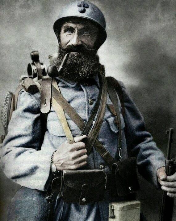 Soldat barbu au casque et à la pipe