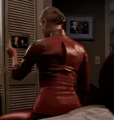 Personne en rouge dans une pièce