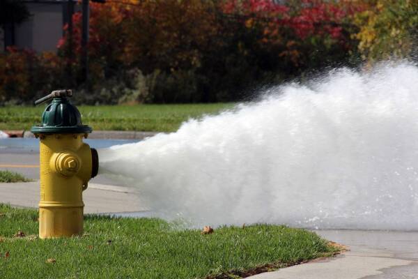 Borne d’incendie projetant de l’eau