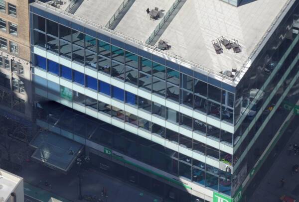 Immeuble vitré avec piscine et terrasse