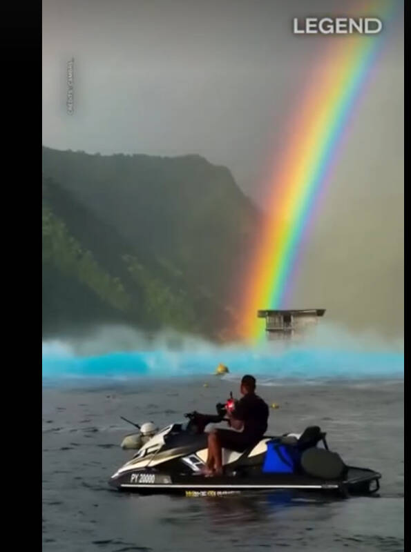 Jet-ski devant un arc-en-ciel