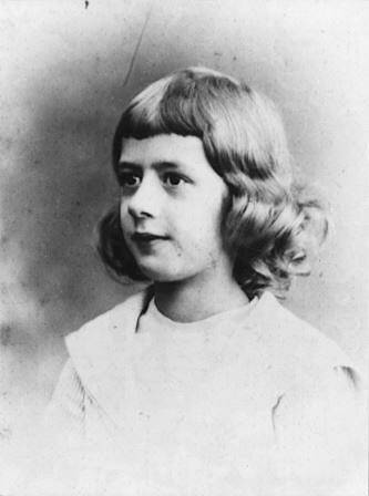 Portrait en noir et blanc d’une jeune fille