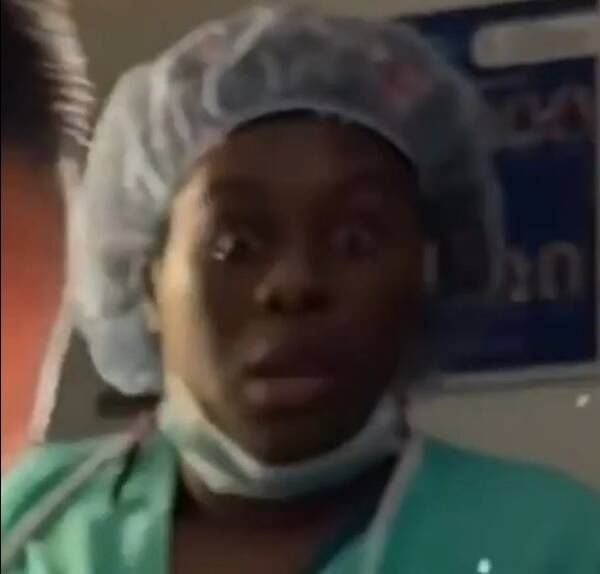 Personne en tenue médicale et charlotte