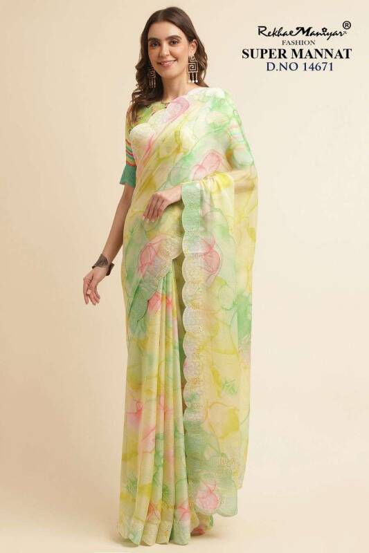 Femme en sari aux couleurs pastel