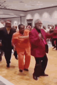 Danse en groupe dans une salle