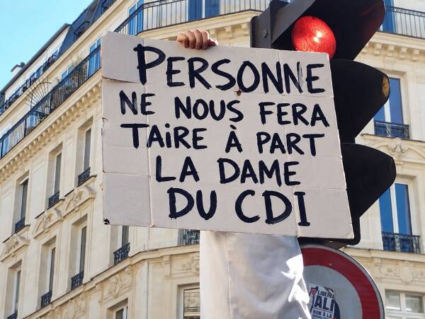 Pancarte devant un feu rouge
