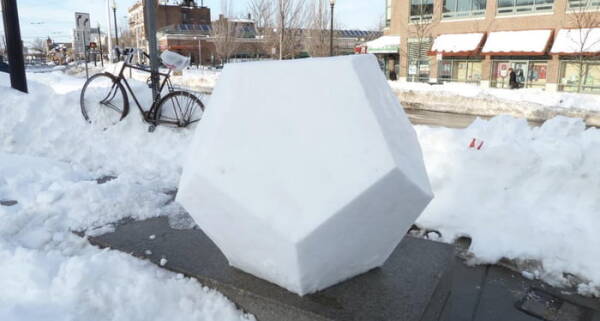Bloc de neige géométrique sur un trottoir