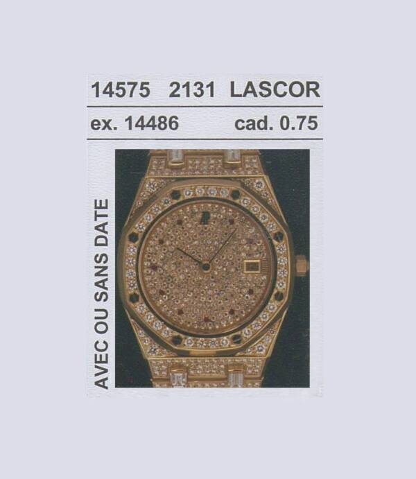Montre dorée sur une fiche imprimée