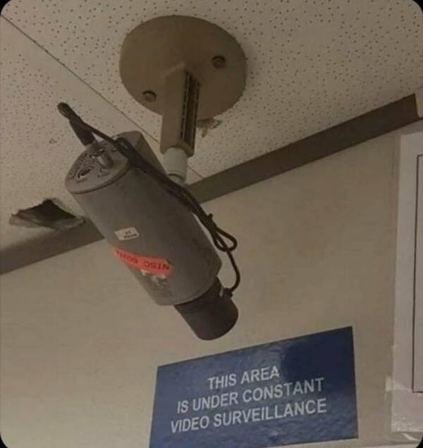 Caméra de surveillance fixée au plafond