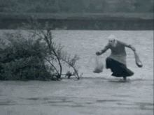Personne près d’un buisson dans l’eau