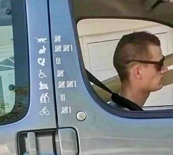 Homme dans un véhicule bleu
