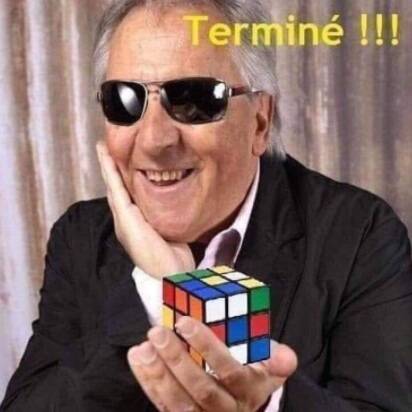 Homme souriant avec un cube coloré