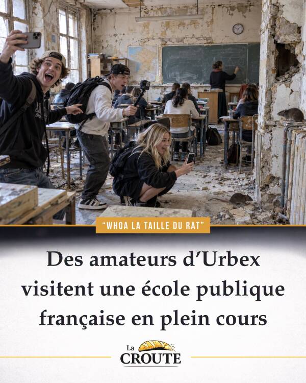 Des visiteurs et des rats dans une salle de classe délabrée