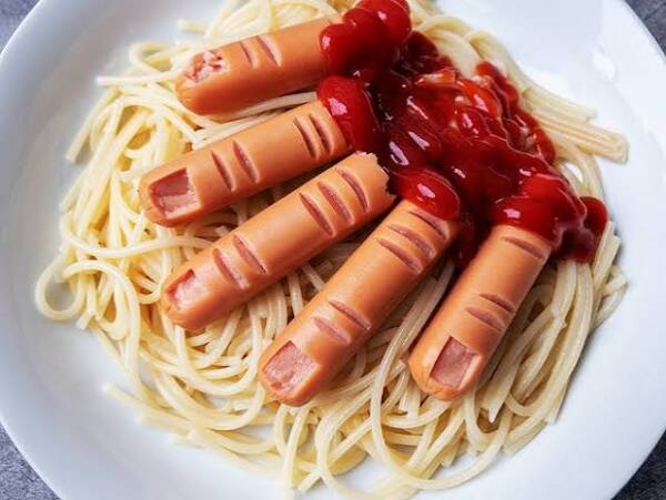 Spaghettis aux saucisses en forme de doigts