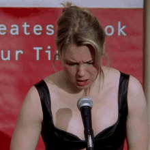 Femme devant un microphone