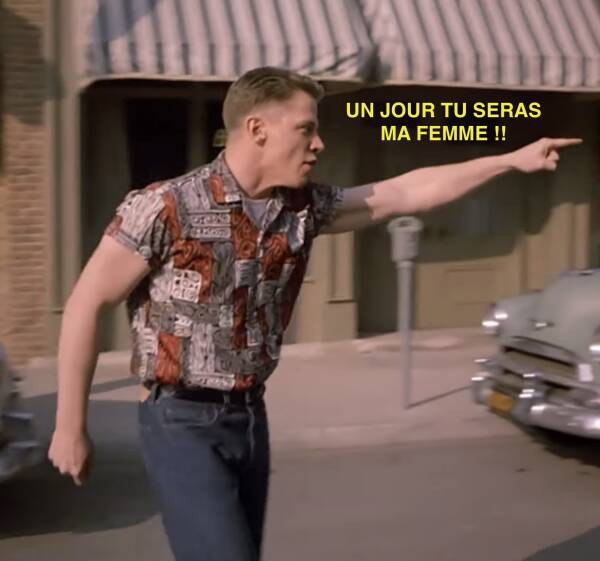 Un homme pointe du doigt dans la rue
