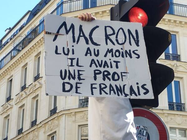 Pancarte devant un feu rouge