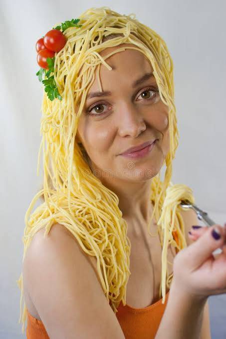 Portrait aux cheveux de spaghetti
