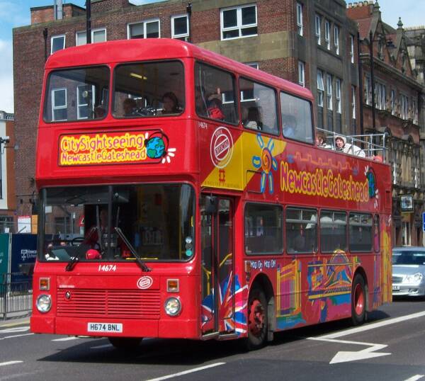 Bus touristique rouge à deux étages