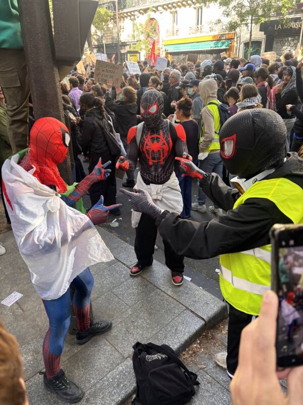 Personnes déguisées en homme-araignée dans une manifestation