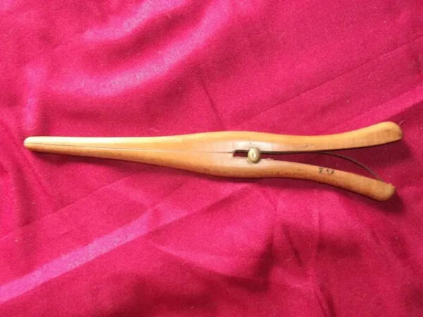 Pince en bois sur tissu rouge