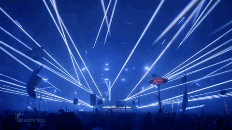 Lasers au-dessus d’une foule