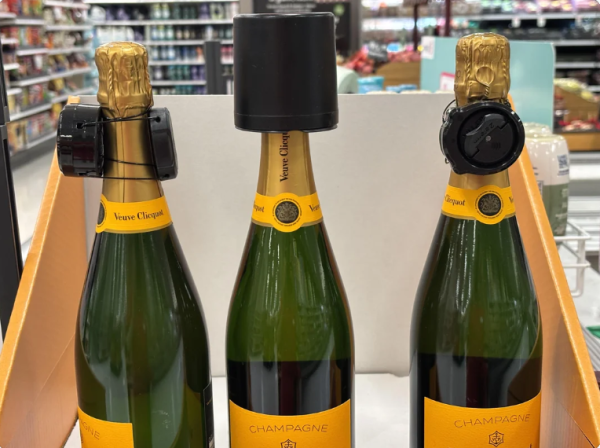 Trois bouteilles de champagne en magasin