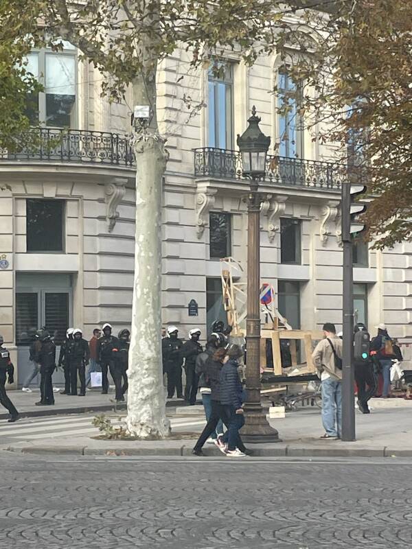 Groupe de personnes casquées devant un immeuble