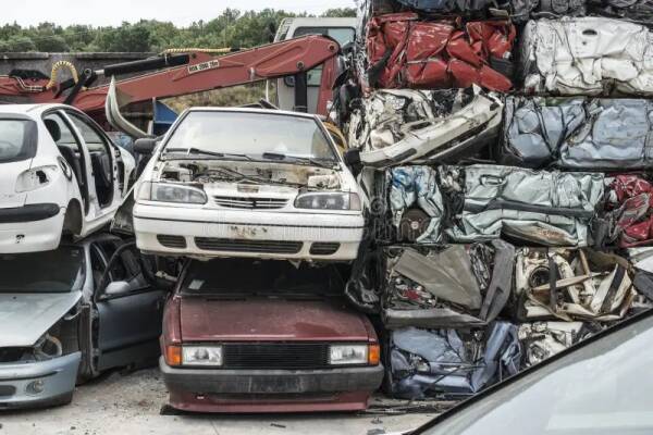 Voitures empilées dans une casse automobile