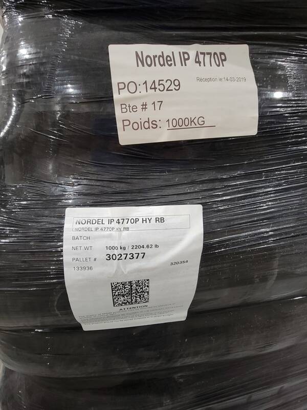 Emballage noir avec deux étiquettes