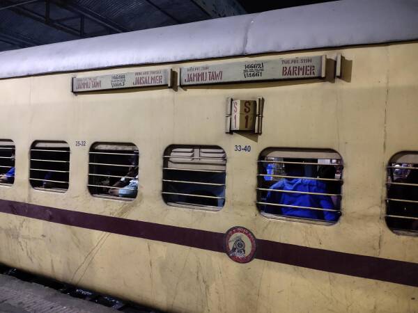 Voiture de train indien à quai