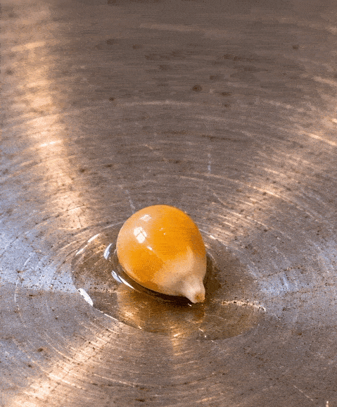 Jaune d’œuf sur une surface métallique
