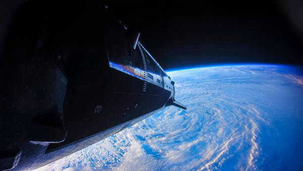 Navette spatiale au-dessus de la Terre