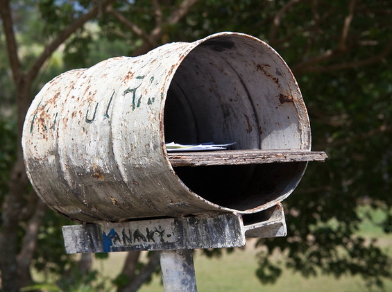 Boîte aux lettres cylindrique usée