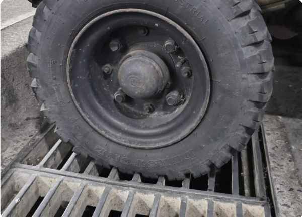 Roue sur une grille métallique