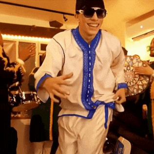 Homme en tenue claire à détails bleus