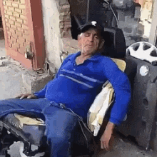 Homme assis sur une chaise en plastique