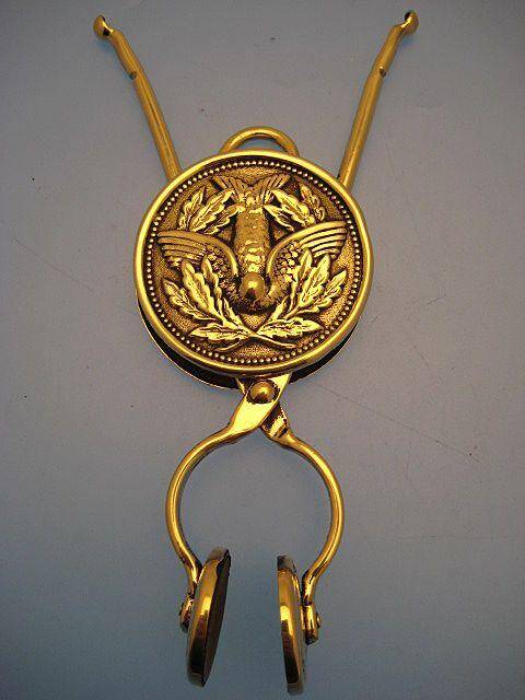 Objet doré à médaillon orné