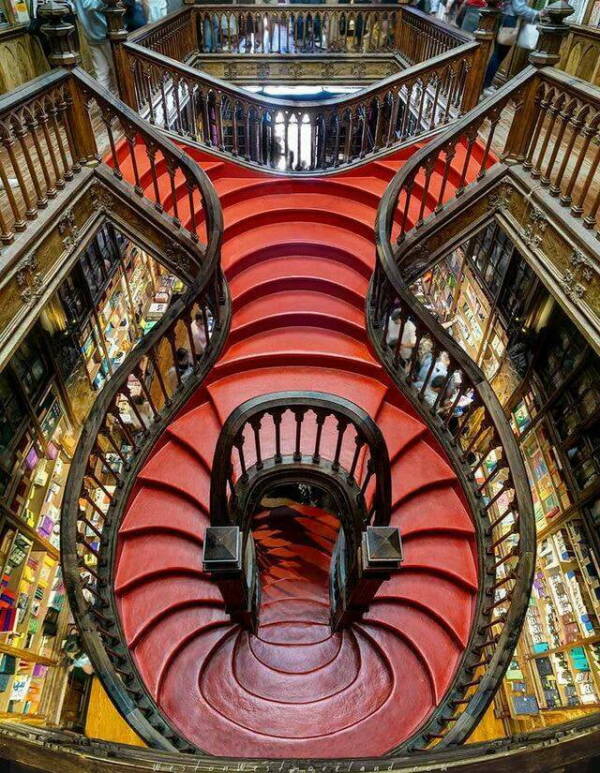 Escalier rouge au milieu des livres