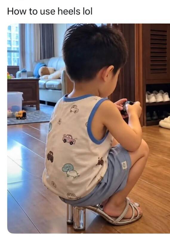 Enfant accroupi sur un talon haut