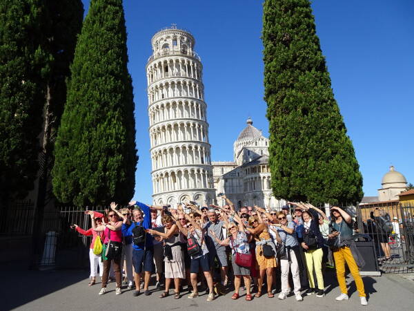 Groupe devant la tour penchée de Pise
