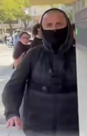 Personne masquée dans une rue