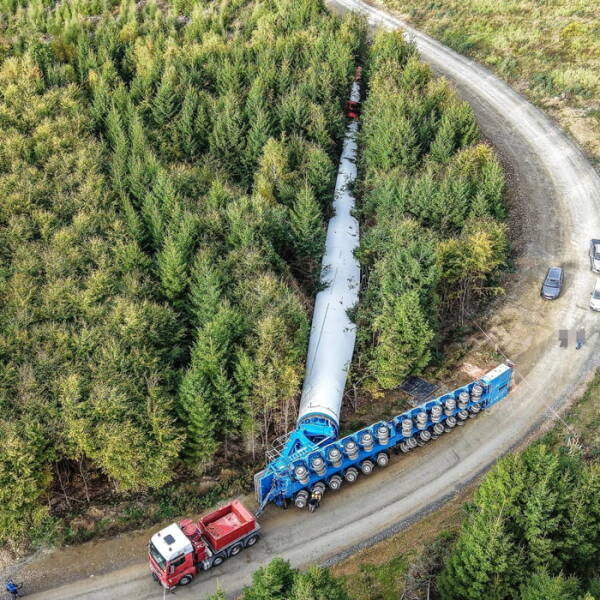 Transport d’une pale d’éolienne en forêt