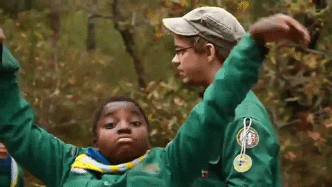 Enfant et homme en plein air