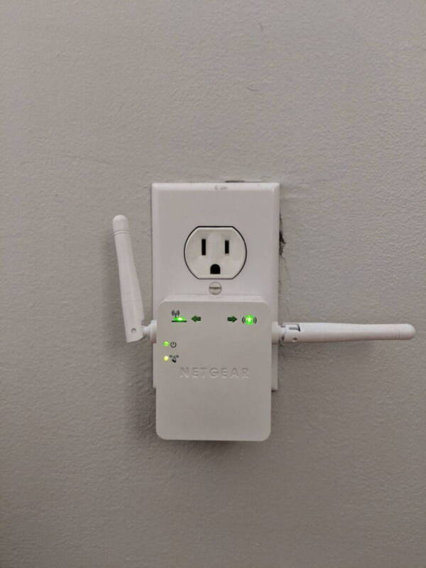 Répéteur Wi-Fi branché sur une prise murale