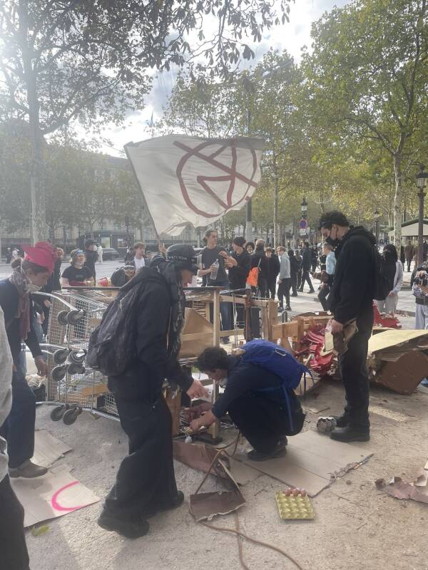 Rassemblement dans une rue arborée