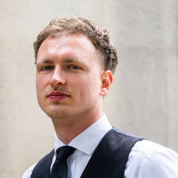 Portrait d’un homme en tenue habillée