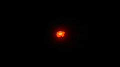 Lueur orange sur fond noir