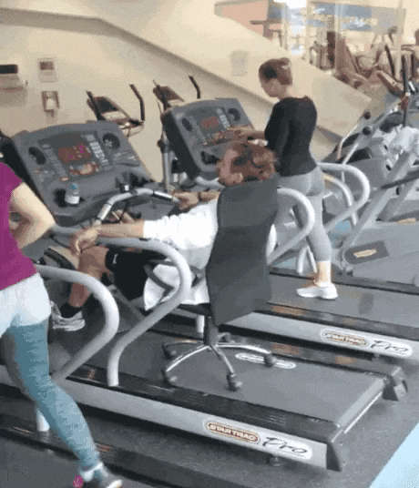 Personnes sur des tapis roulants